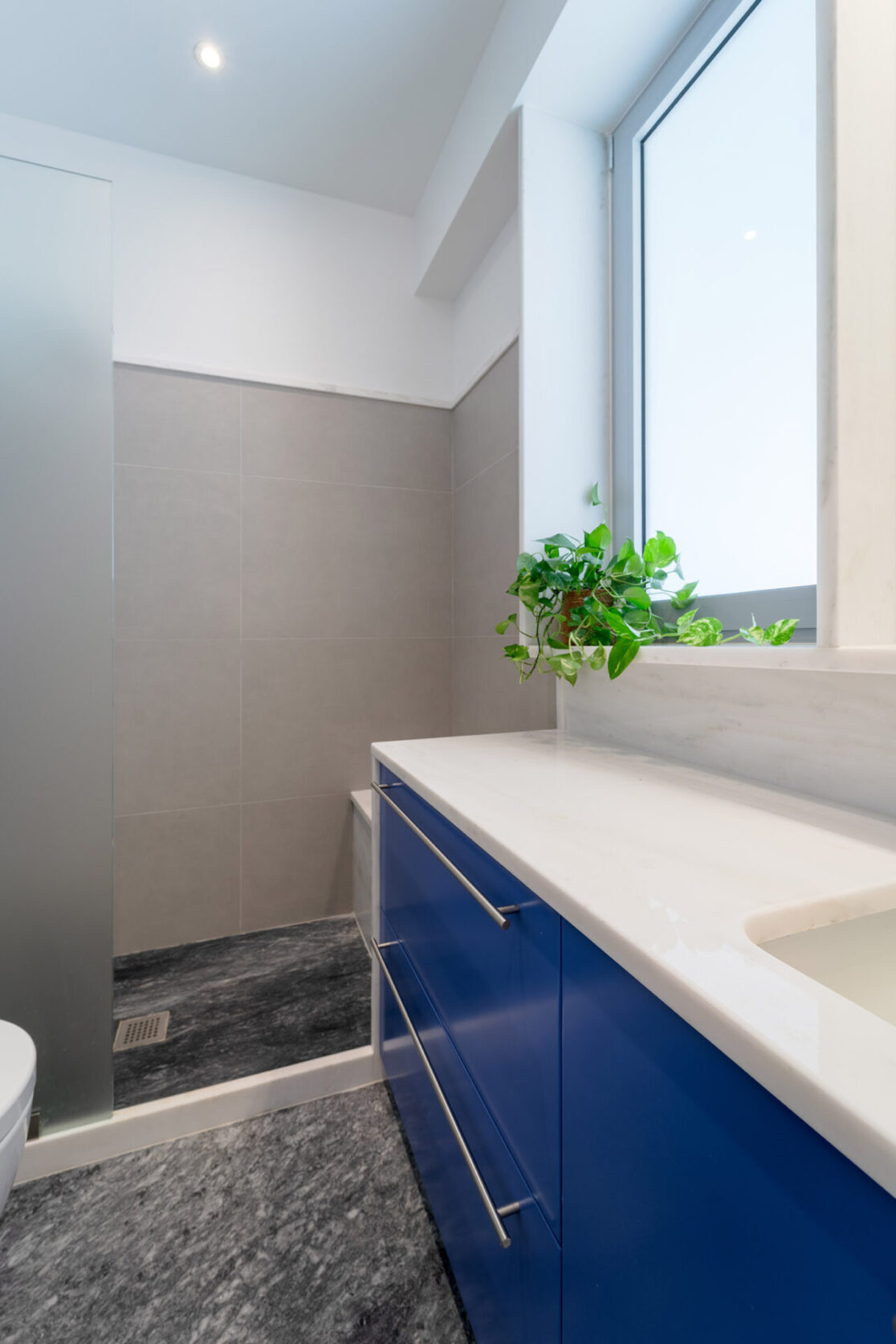 Renovation-Mets-bathroom-marble-blue
