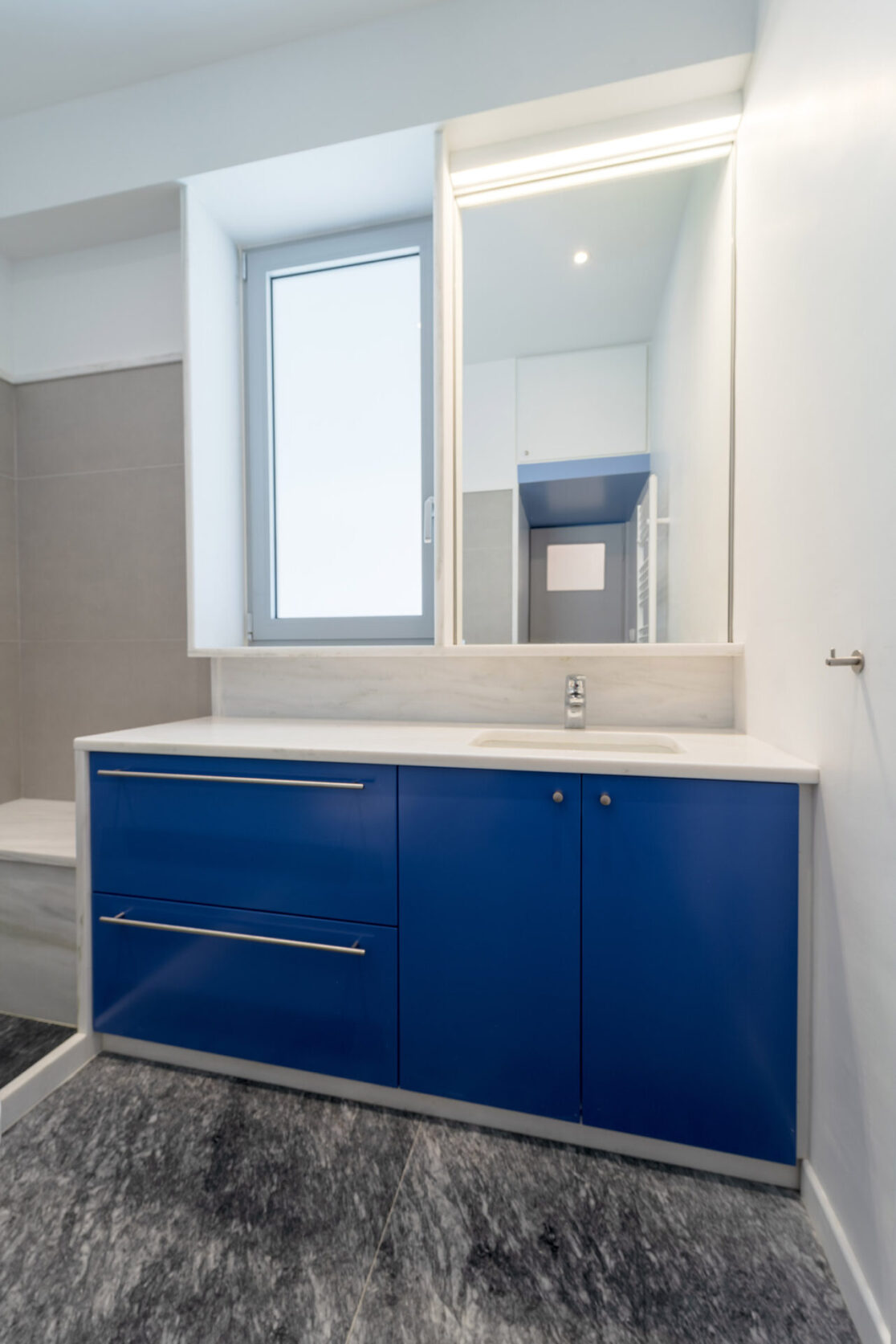 Renovation-Mets-bathroom-marbledetails-blue