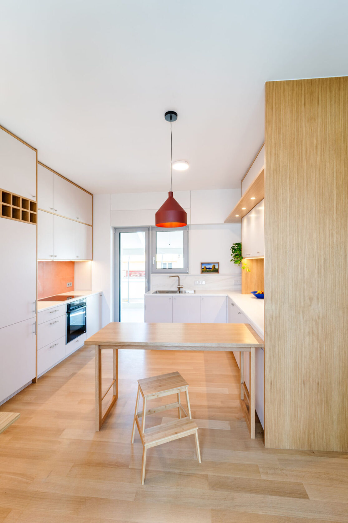 Renovation-Mets-kitchen-woodendetails-boldcolors